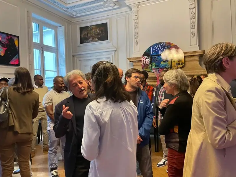 Groupe de participants assis en cercle partageant leurs expériences
